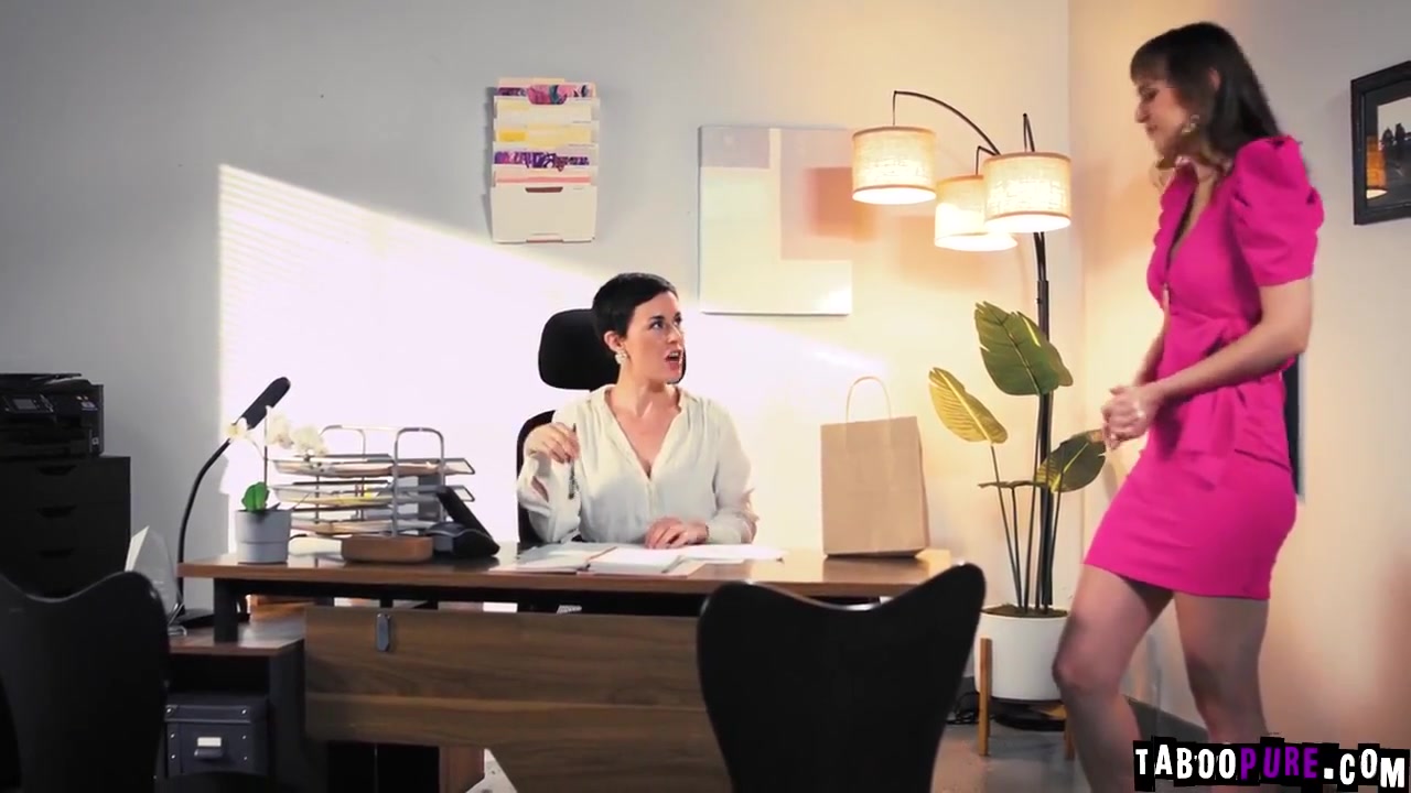 Watches As Her Husband Fucks Her Assistant With Olive Glass