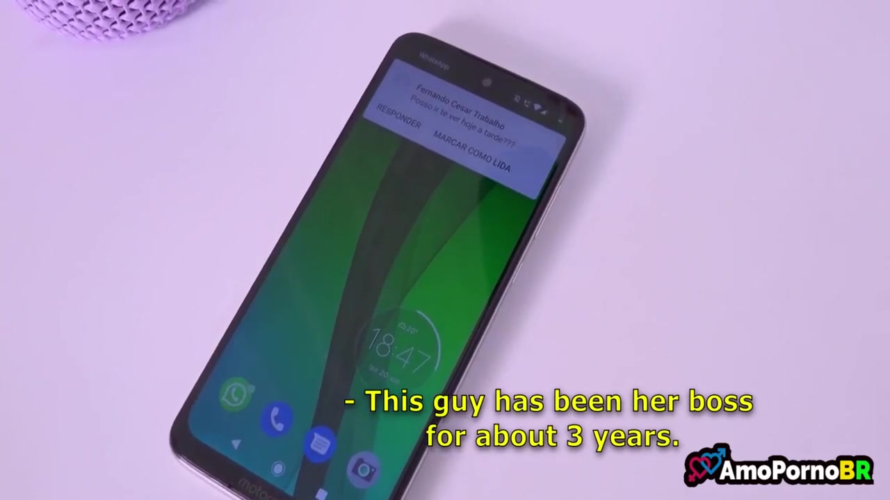 Marido Preocupado, Pois Olhou Uma Mensagem Estranha No Celular Da Esposa 5 Min