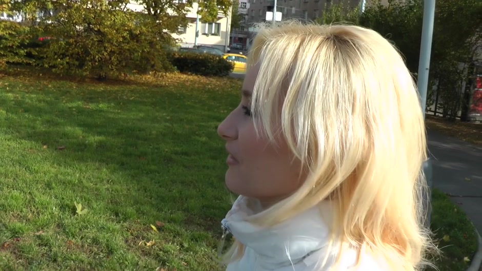 Blonde slut enjoys anal sex in the outdoors