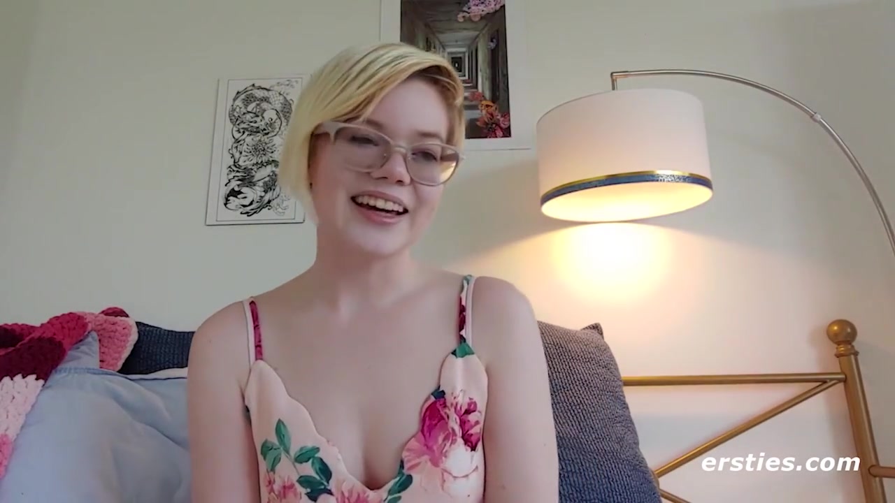 American Hottie Plays With Her Pussy Before Going Anal