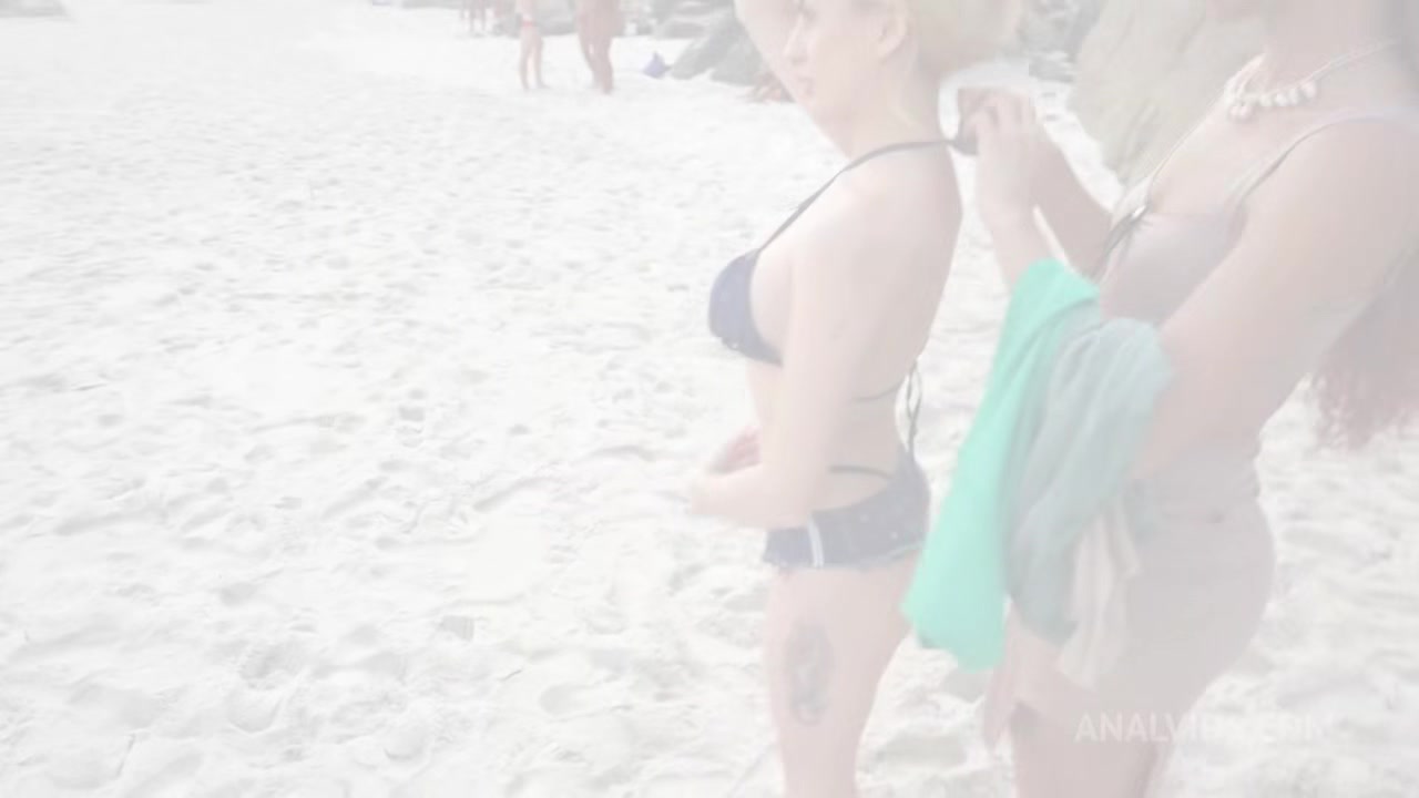 Daped-In-Public #9 : Beautiful & Sexy 22 Years Brazilian Blonde