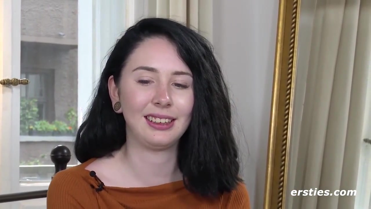 Joan A In Stellt Ihre Beiden Lieblingsspielzeuge Zur Schau