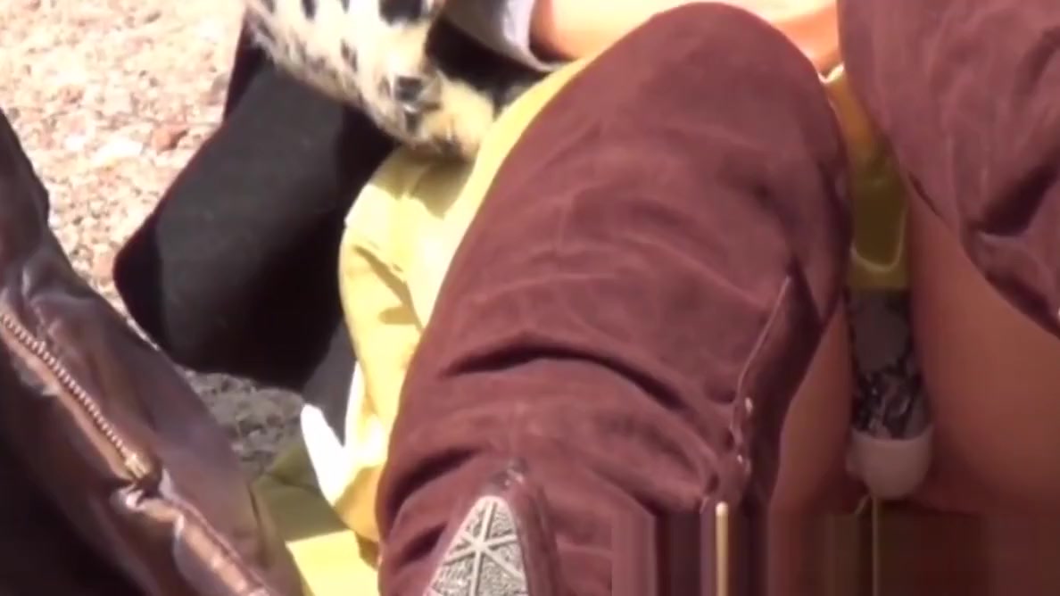 Japan babes spread their legs up for to see