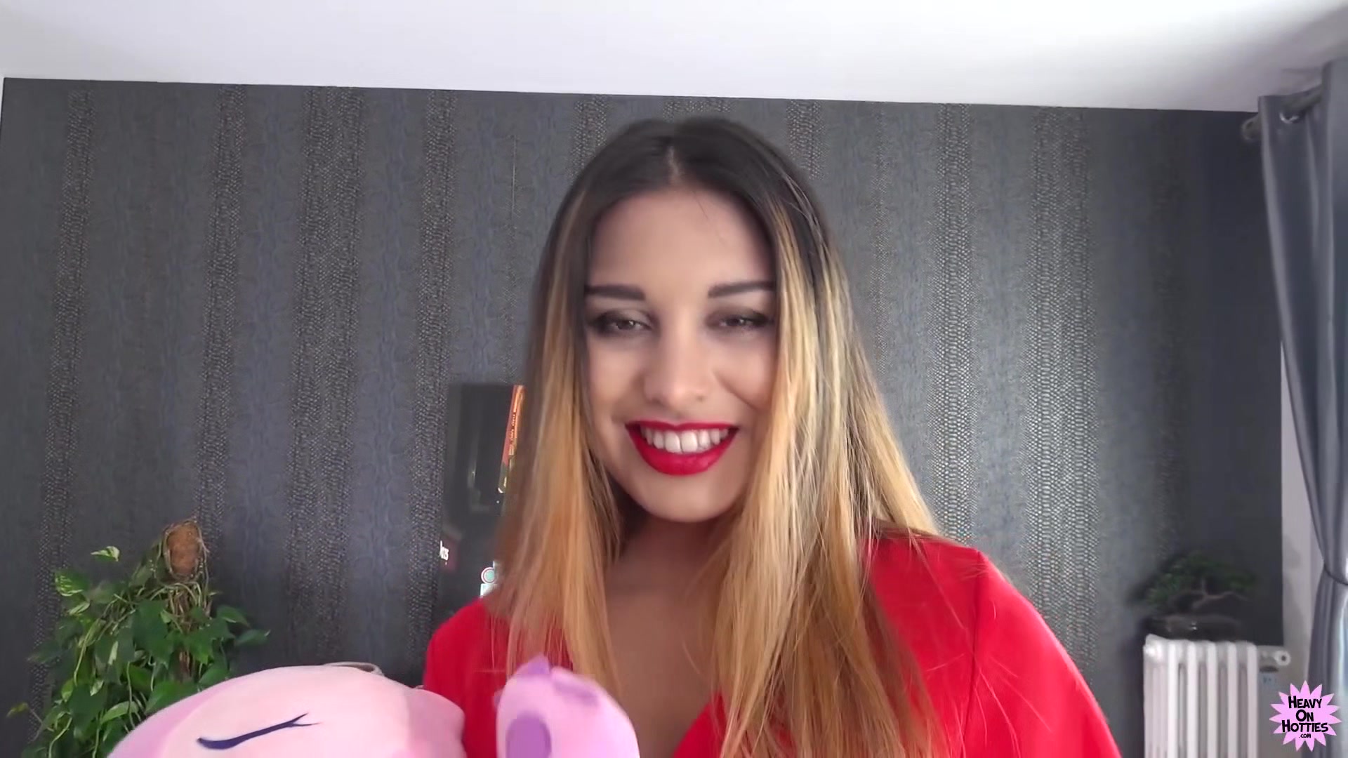 Hot Piece of Ass With Roxy Lips - HeavyOnHotties