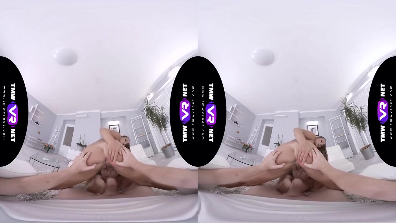Mia Card Play Becomes A - Virtual Reality And Naomi Bennet
