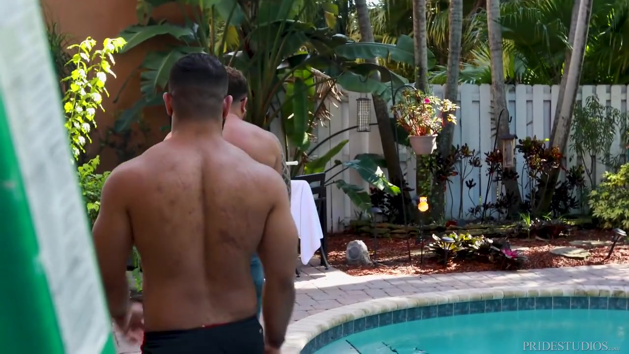 Riley Mitchel And Carlos Cruz - Cock Sucking In The Open Air