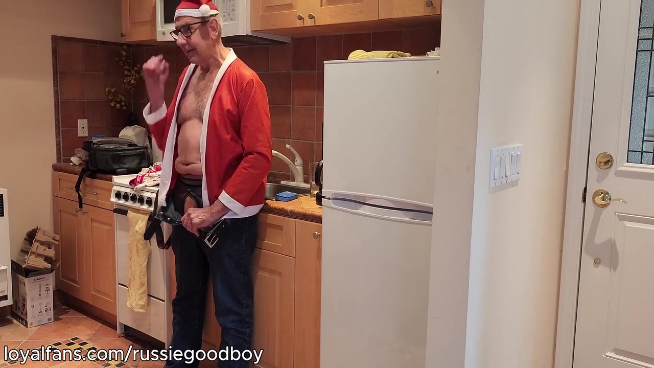I Saw Russie Sucking Santa Claus