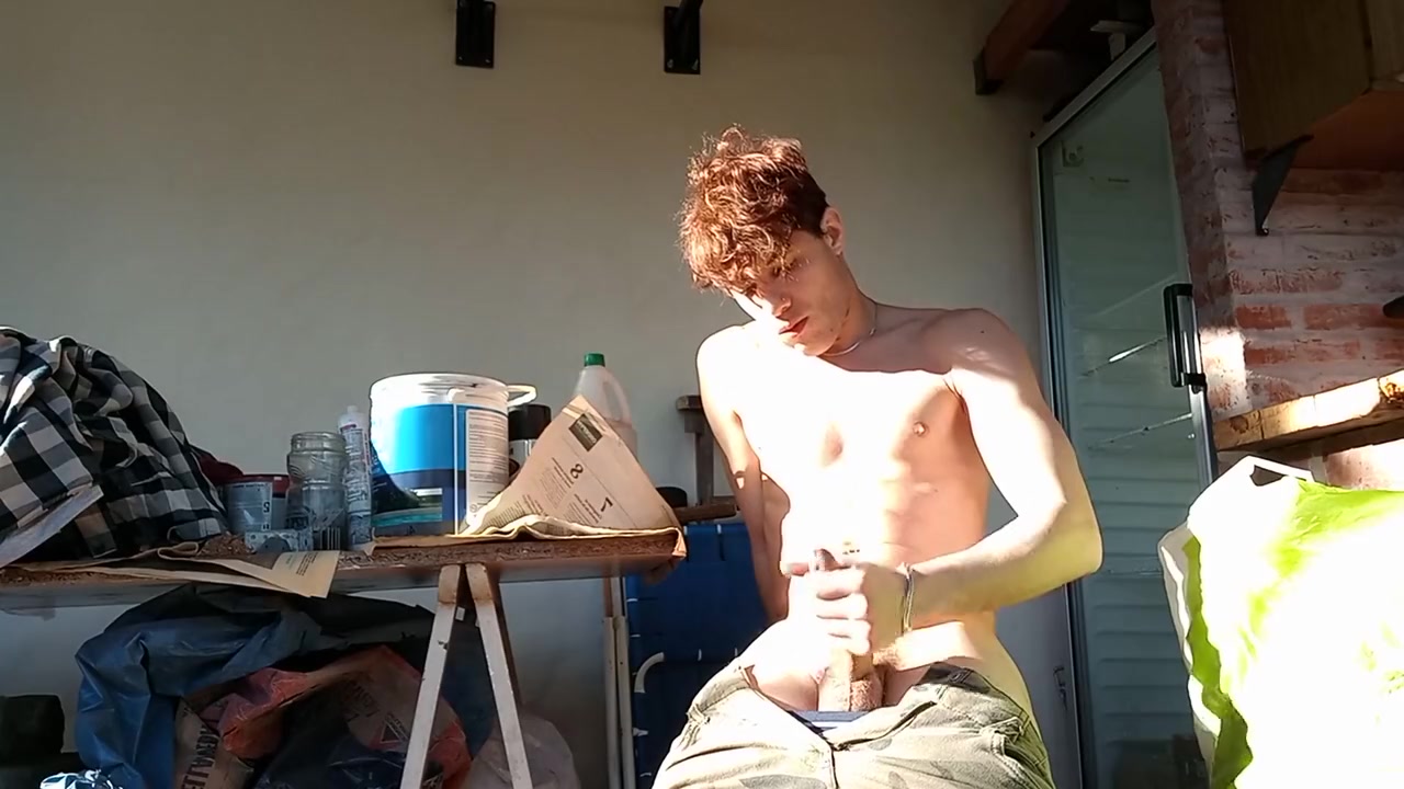 Latino Bonito Y De Cuerpo Sexy Se Masturba En Su Jardin Cerca De Sus Vecinos Y Tira Mucho Semen