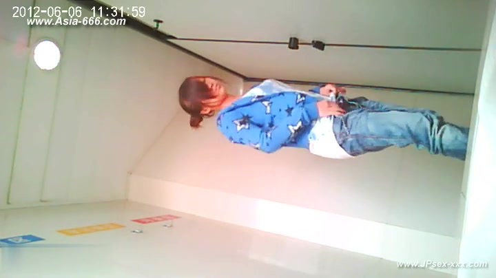 chinese girls go to toilet.49