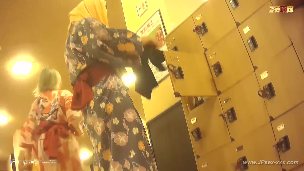 japanese public bathroom changeroom.37