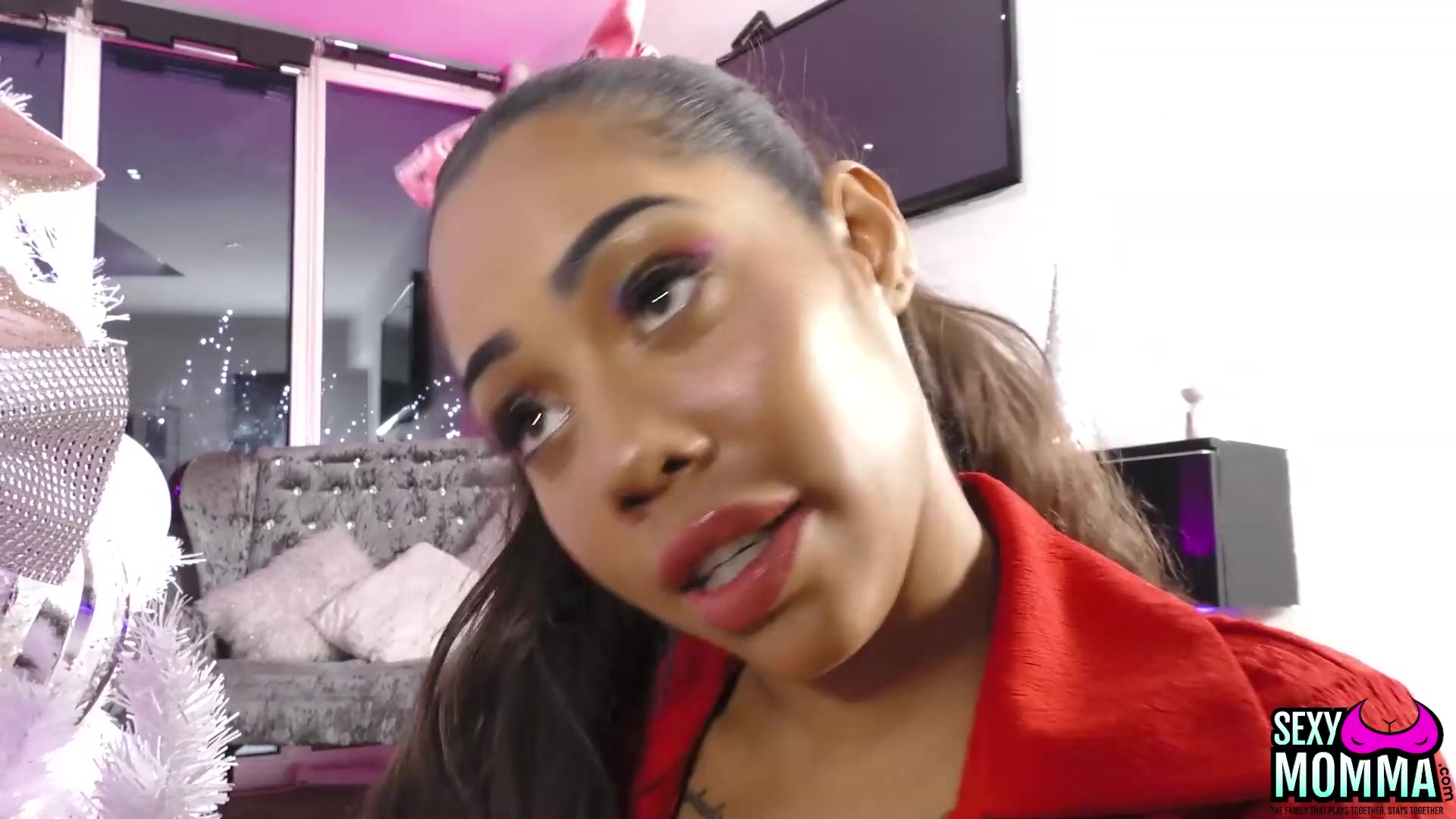 SEXY MOMMA - Step-Mommy Kendal Has a Gift for Lily
