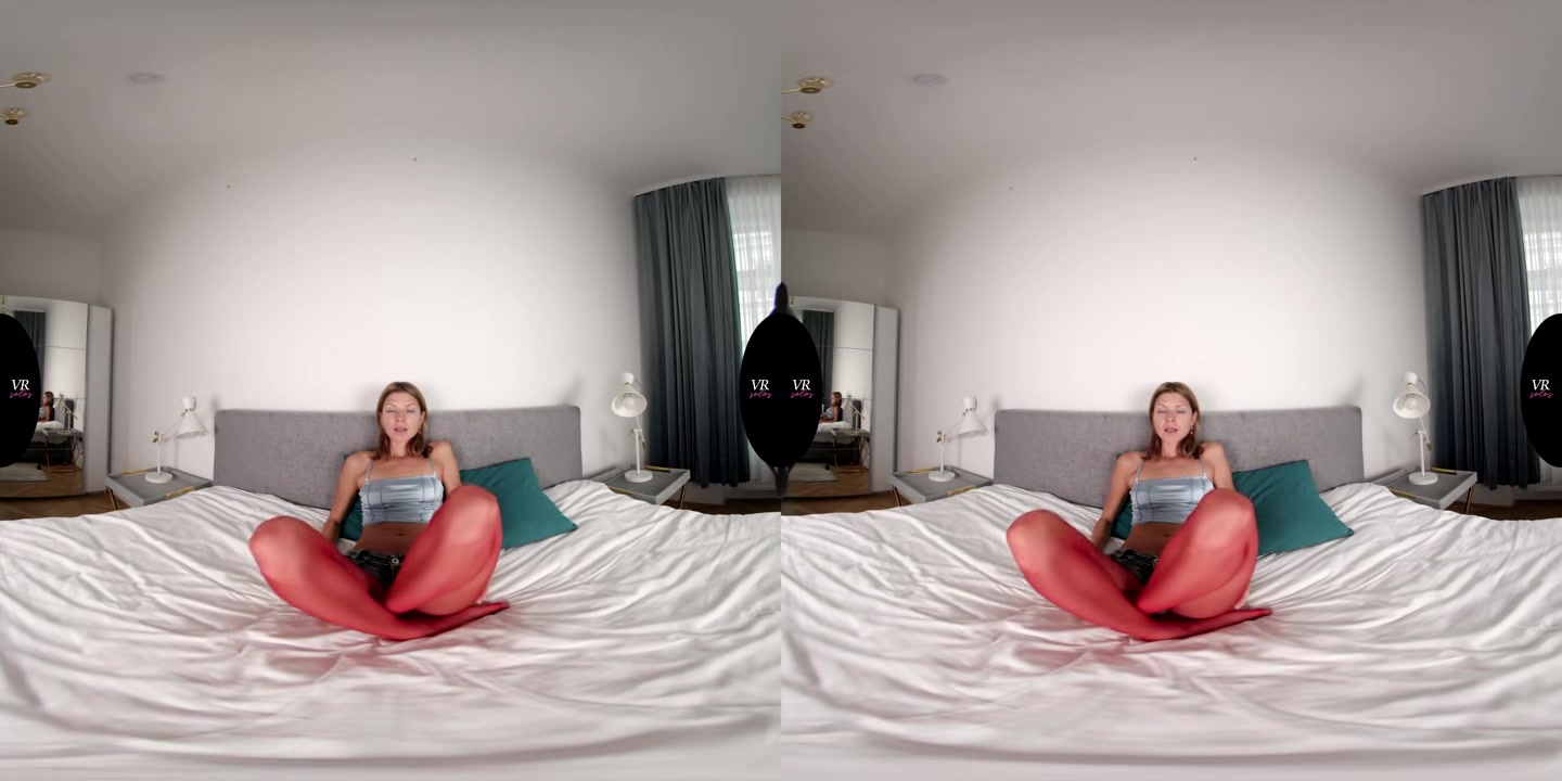 Cute Little Feet And A Smacking Pussy - VRsolos