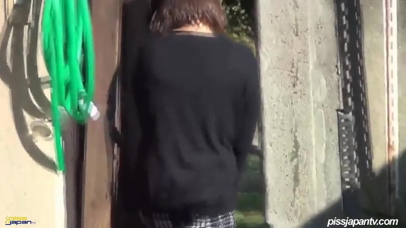 Smooth Ladies Wet The Pavement - PissJapanTV