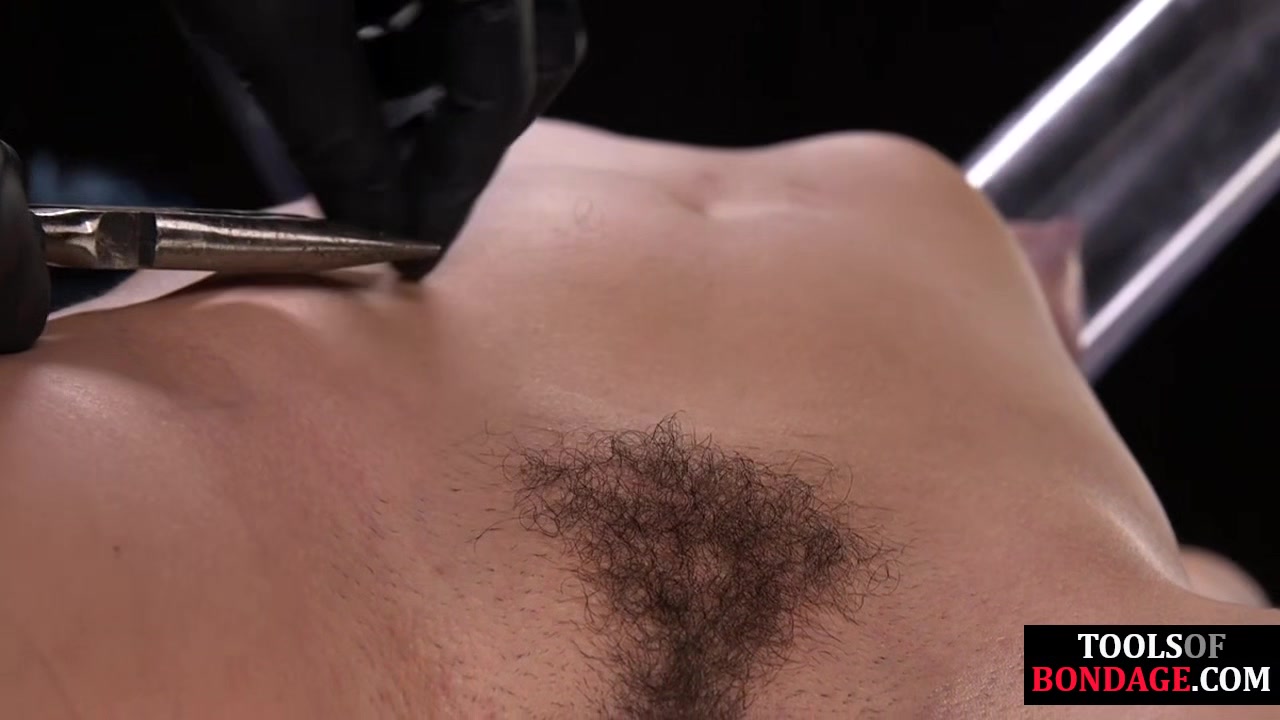 Sub with tits vacuum suffers in pulling hairs off her muff