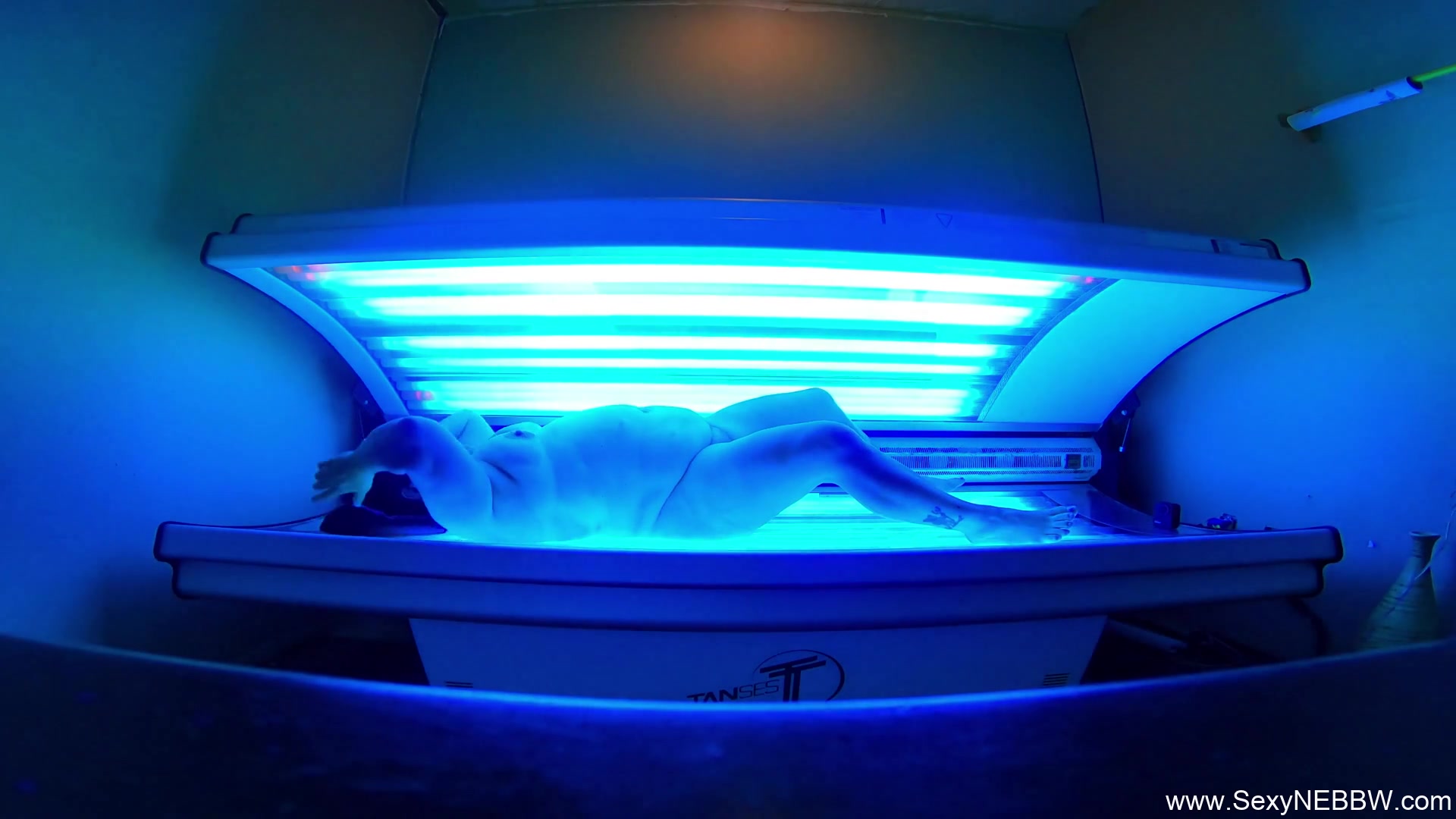 Sexy Bbw Playing Public Tanning Bed - Sexynebbw