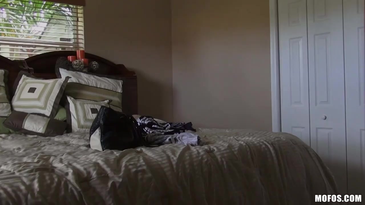 Kelsey Jones performs blowjob to hot fellow