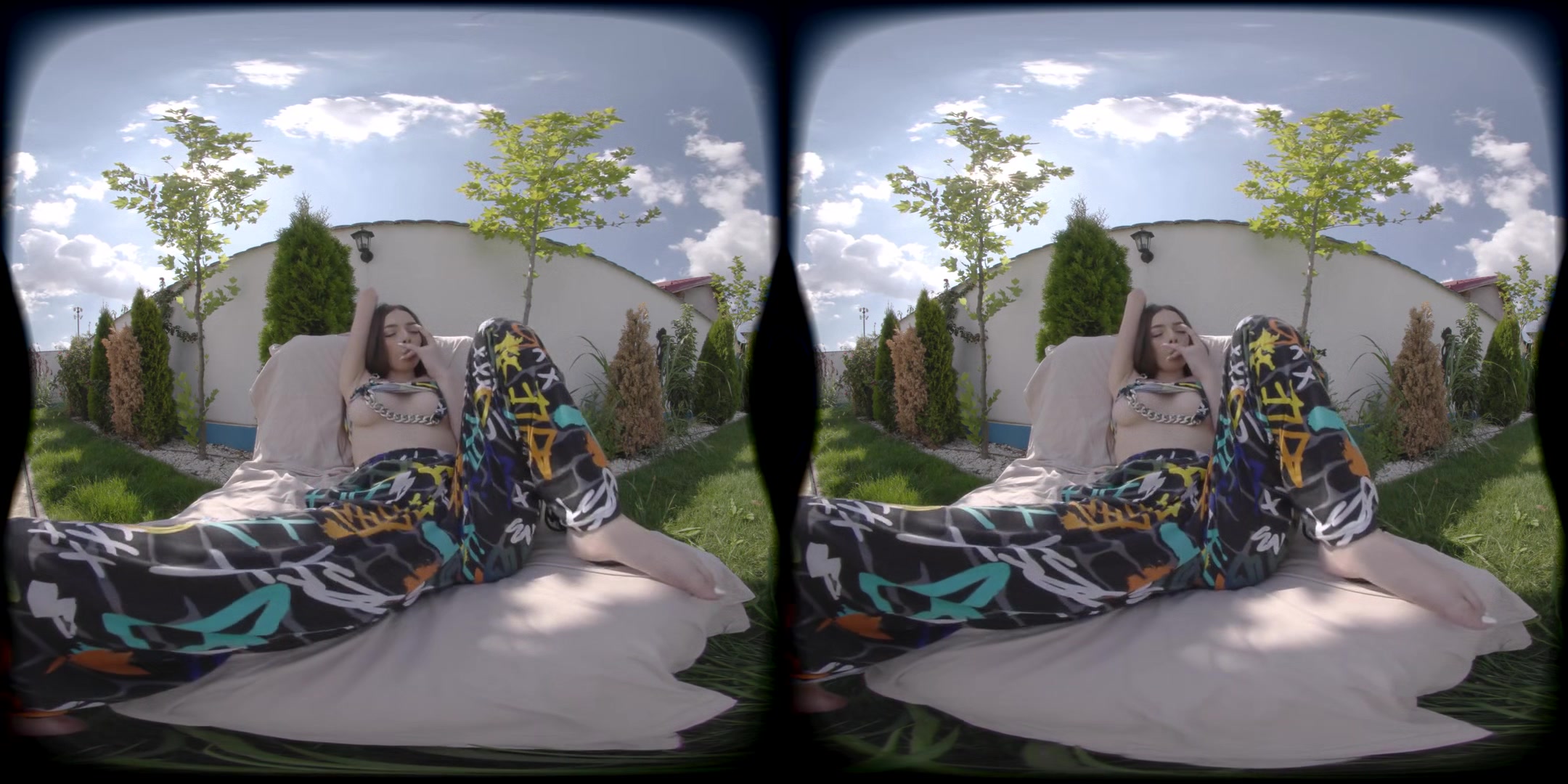Bella Young - Outdoor Risqu\u00e9 (10.08.2024)