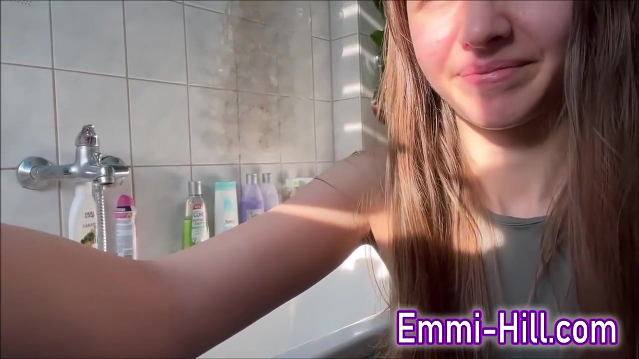18 Jahre teen 18+ Mit Riesigen Schamlippen Rasiert Sich! Nahaufnahme