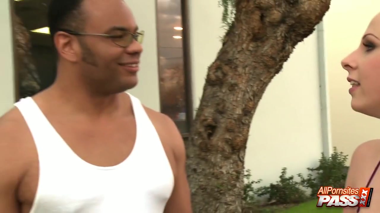 Gianna Michaels In Gianna Teasing Us Her Big Boobies On The Alleyway