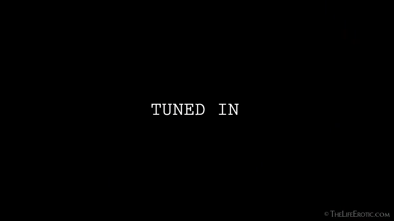 Tuned In - Eveline E - TheLifeErotic
