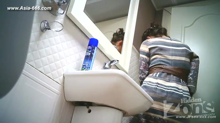 peeping blondes go to toilet.35