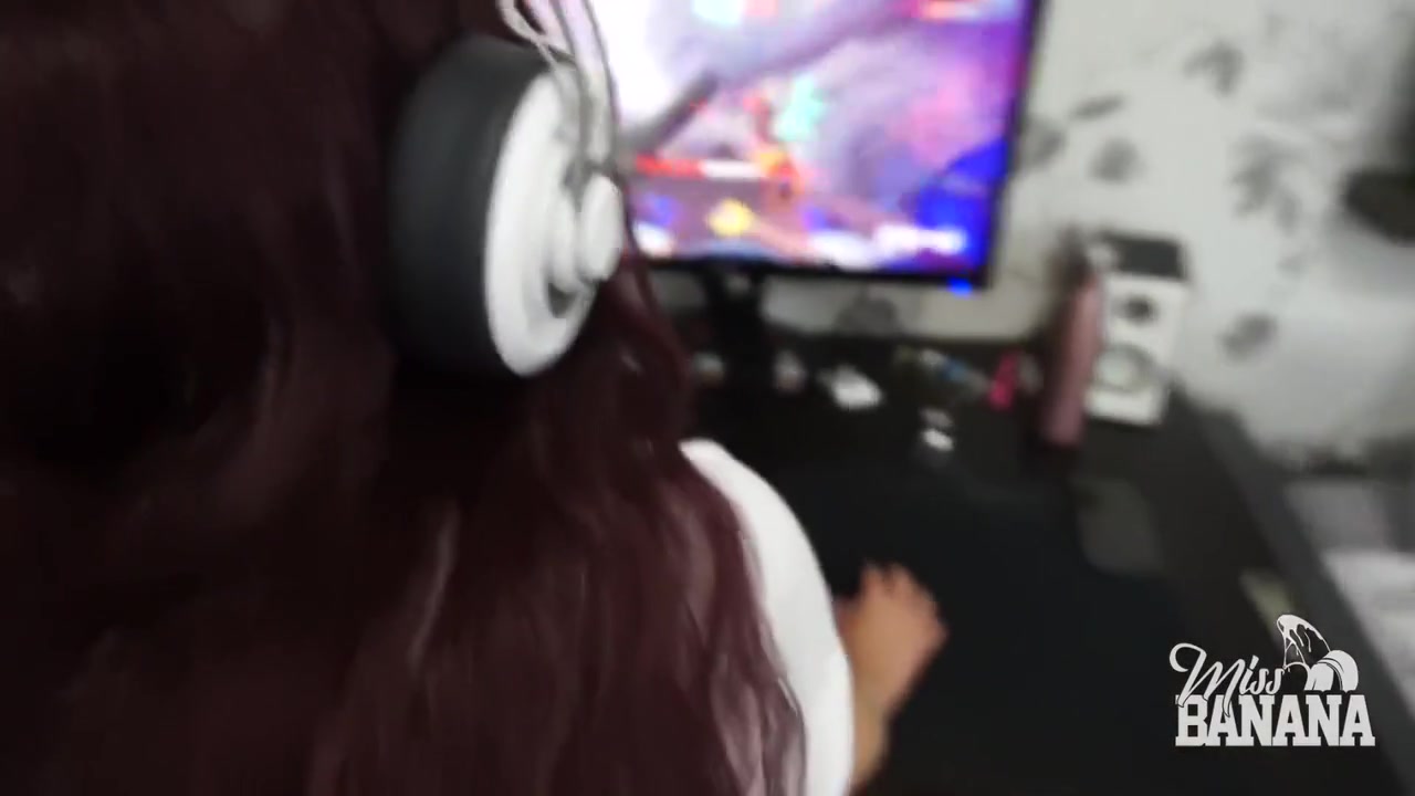 Wants Doggystyle During Gaming - Miss Banana