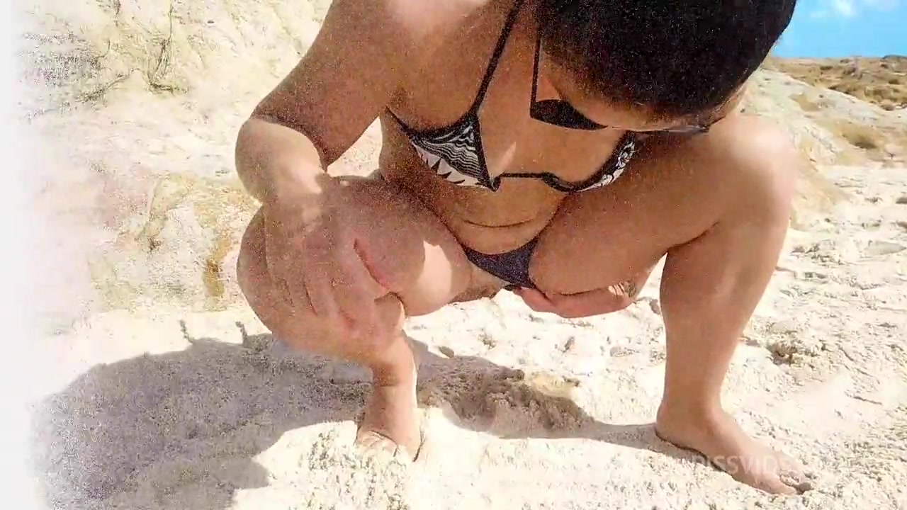 drinking pee on the public beach in front of people, HIGH RISK - PissVids