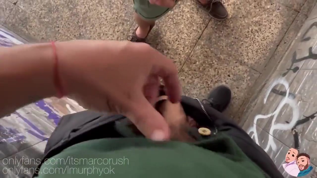 Dotado Le Da De Comer Su Verga Gigante A Joven Pasivo En Medio De Calle Mientras Pasa Gente