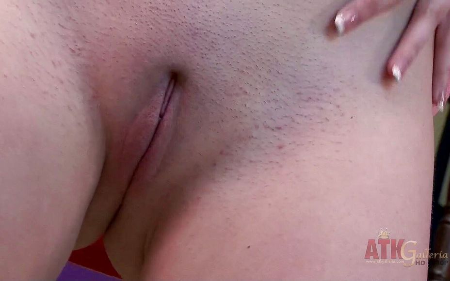 Vibrating dildo toy makes her cum