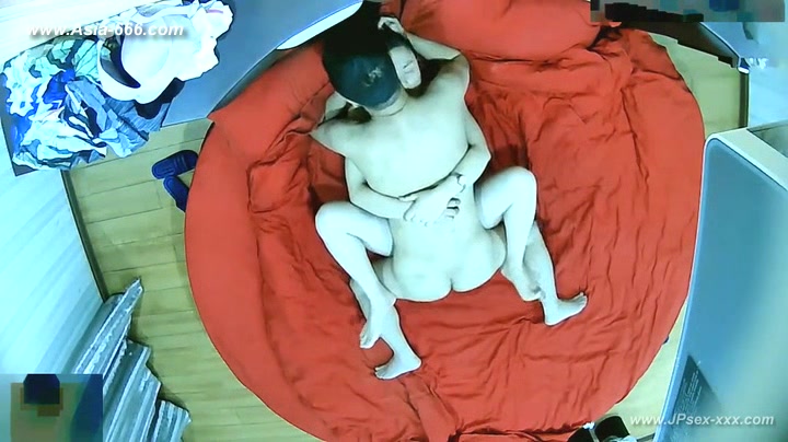Hackers use the camera to remote monitoring of a lover's home life.283_2