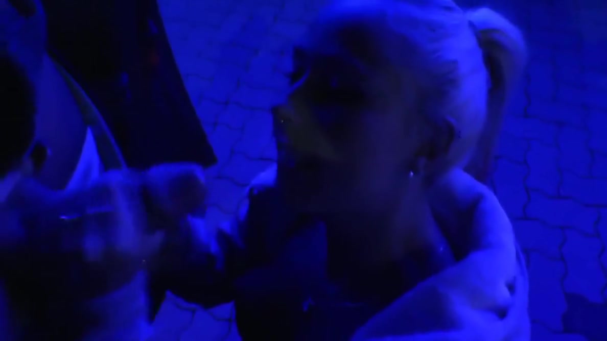 Anni Angel In Blasen Vor Den Bullen