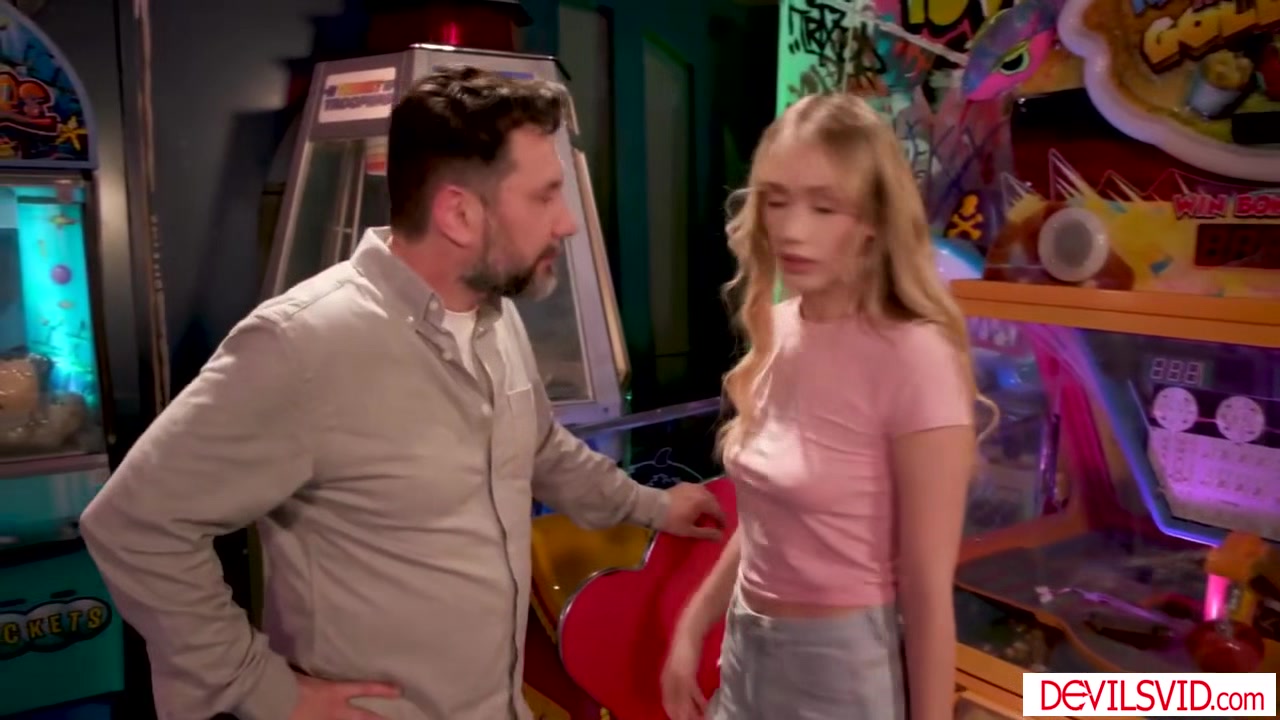 Stepdaughter and stepdad having quickie in amusement park