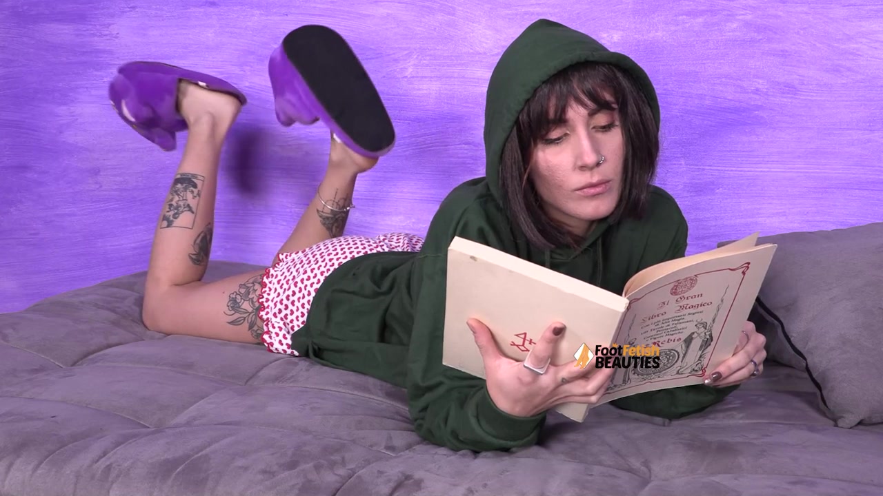 Smoking-hot Aradia lets her slippers fall off and displays her sexy feet