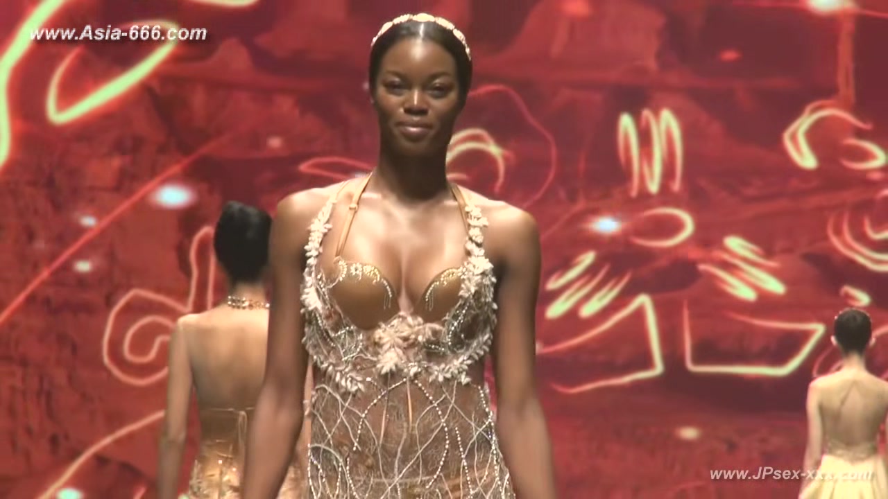 Chinese model in sexy lingerie show.20