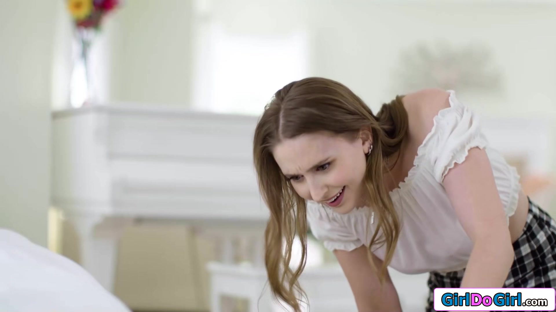 Stepdaughter sees her busty stepmom is stuck and licks her
