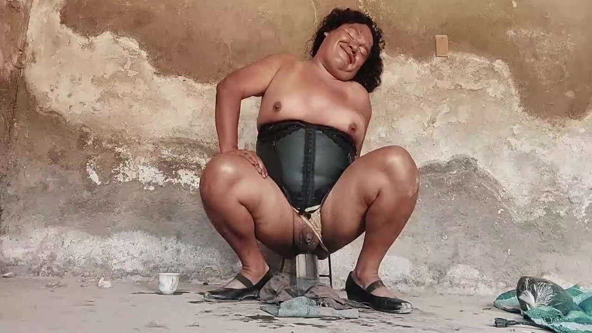 Shemale Elizabeth Breaks Her Ass With 1.5 Liter Bottle Extreme Anal Insertion