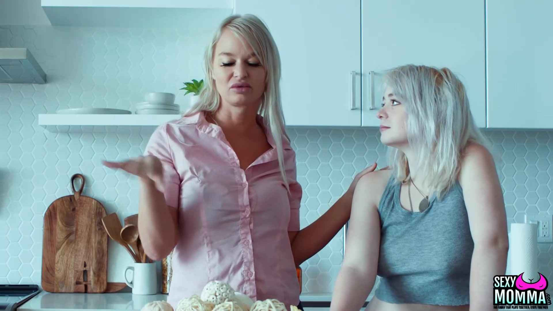 SEXY MOMMA - London and Annie Eat Each Other for Dinner