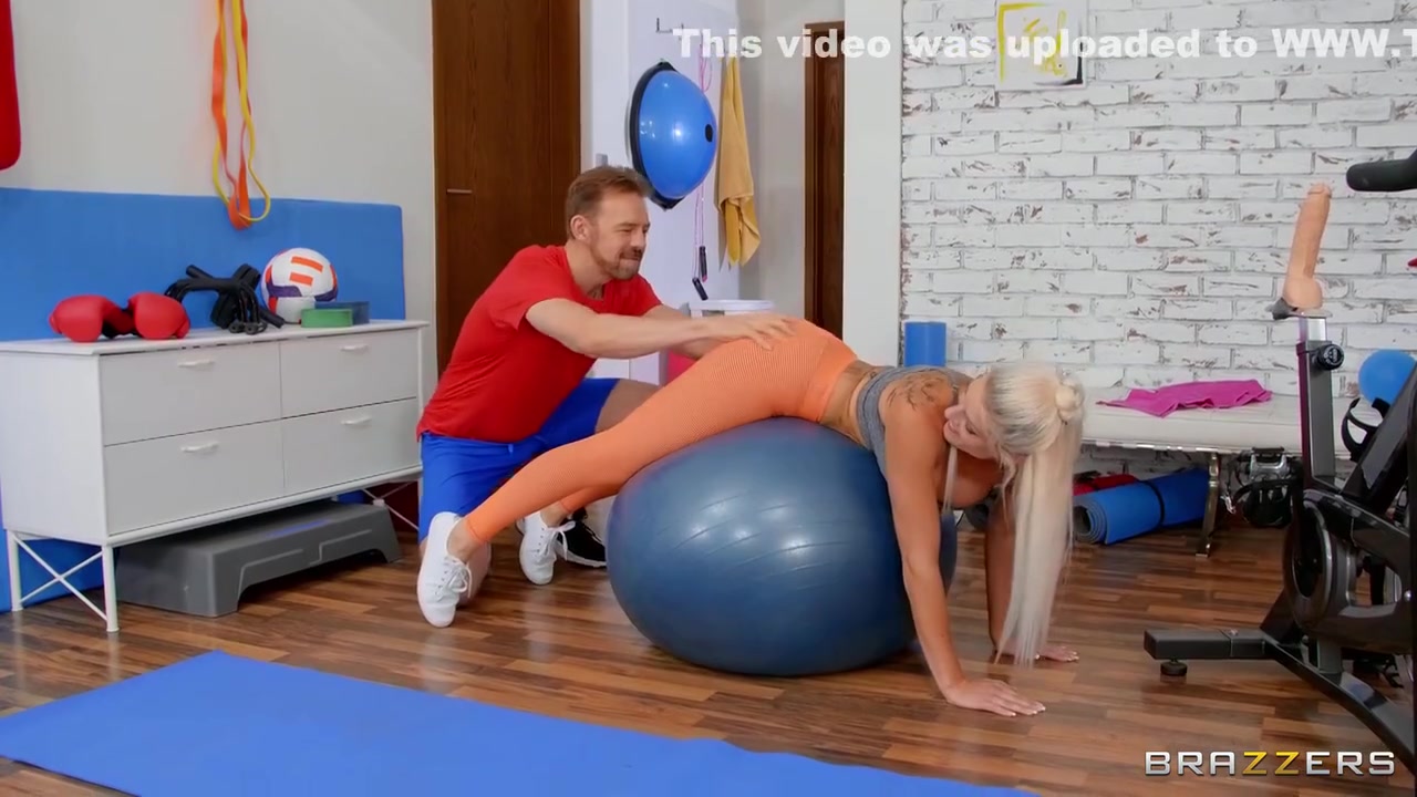 Tremendous Tramp Double Penetrated While Working Out