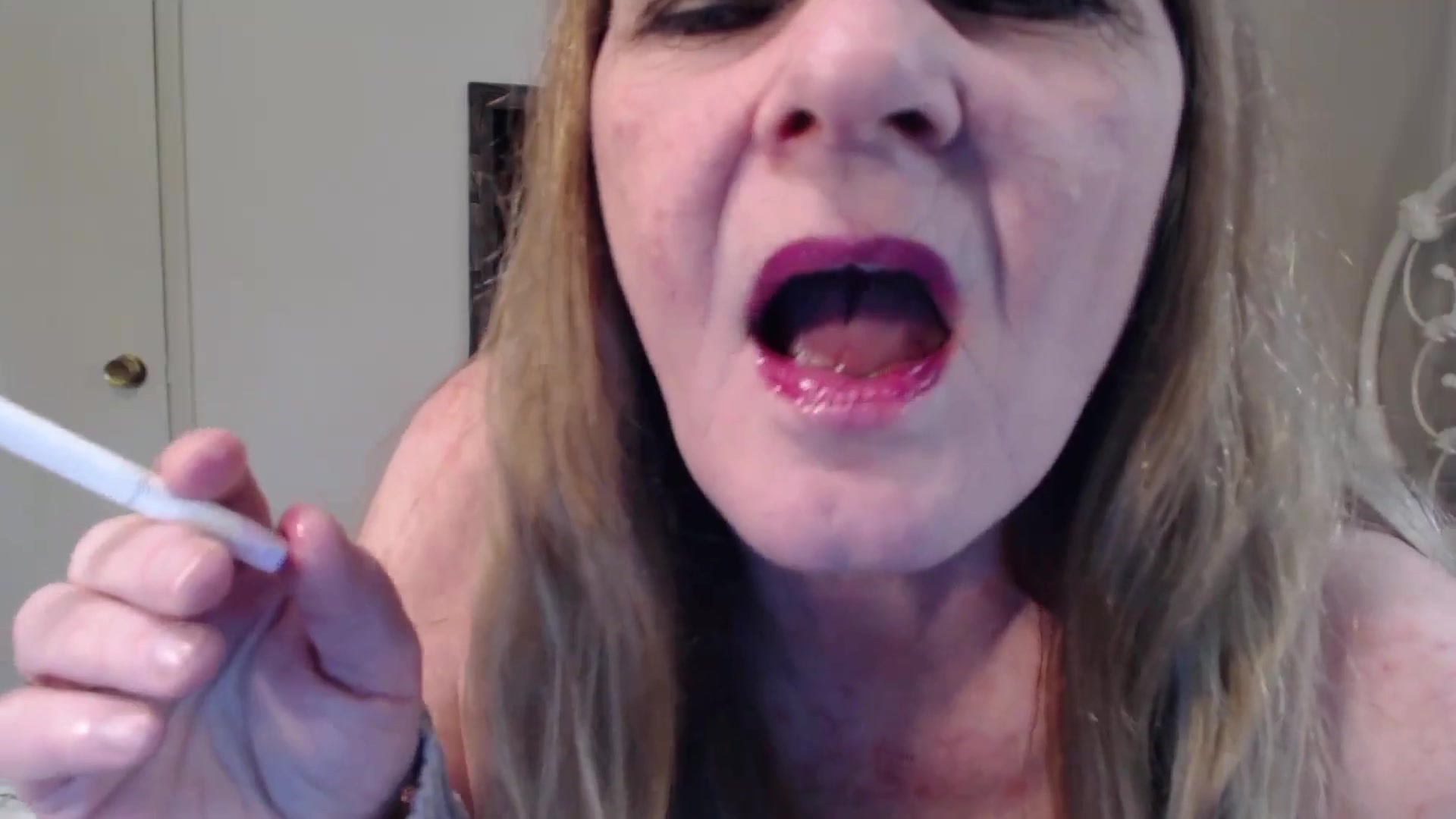 Glossy Lips Smoking - TacAmateurs
