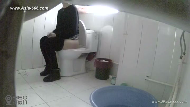 Hackers use the camera to remote monitoring of a lover's home life.214