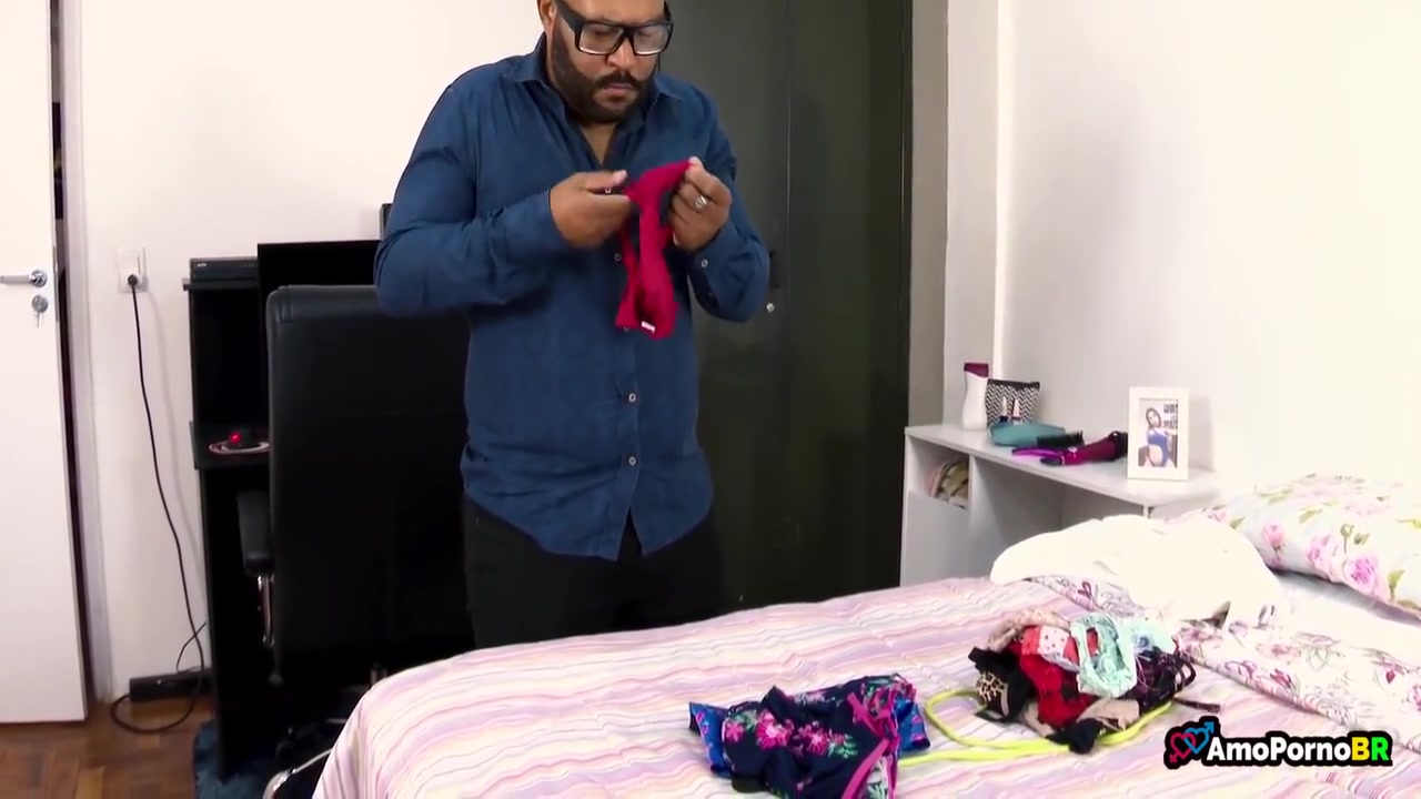 Entrou No Quarto Da Enteada E Gozou Nas Coisas Dela! 6 Min