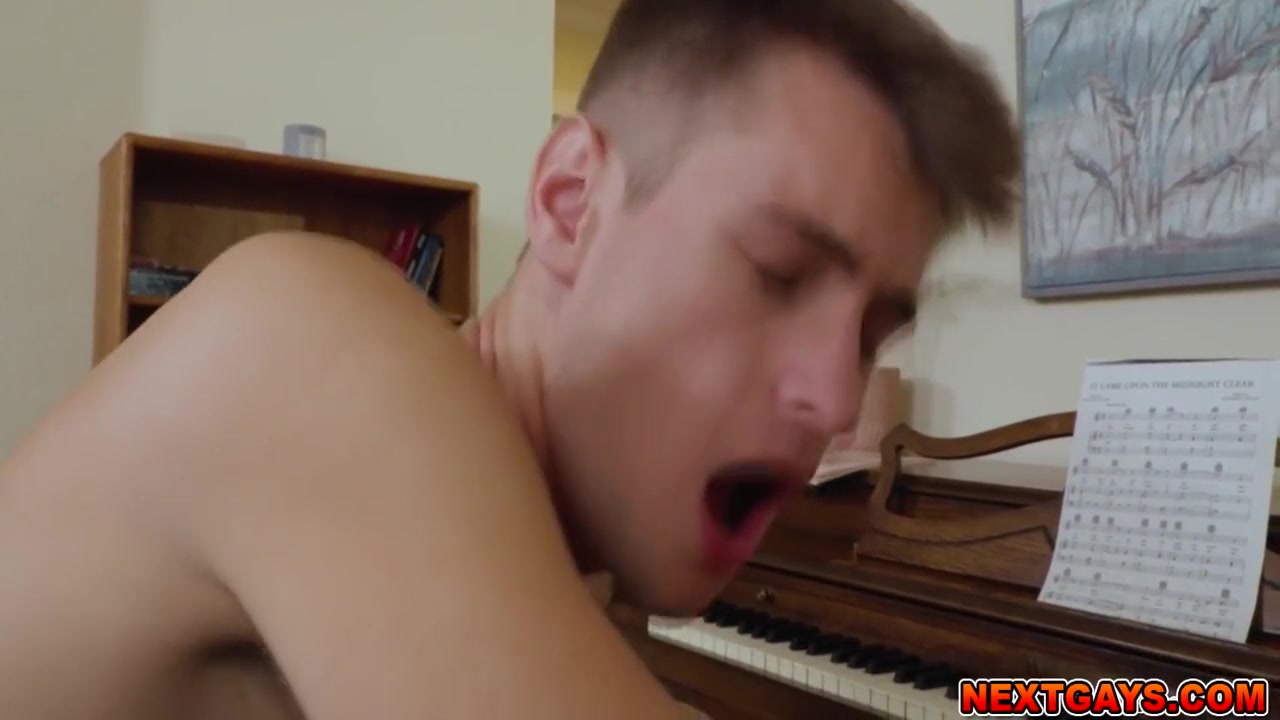 Notices Drake Vons Big Cock Through His Pants And Loses Focus 7 Min