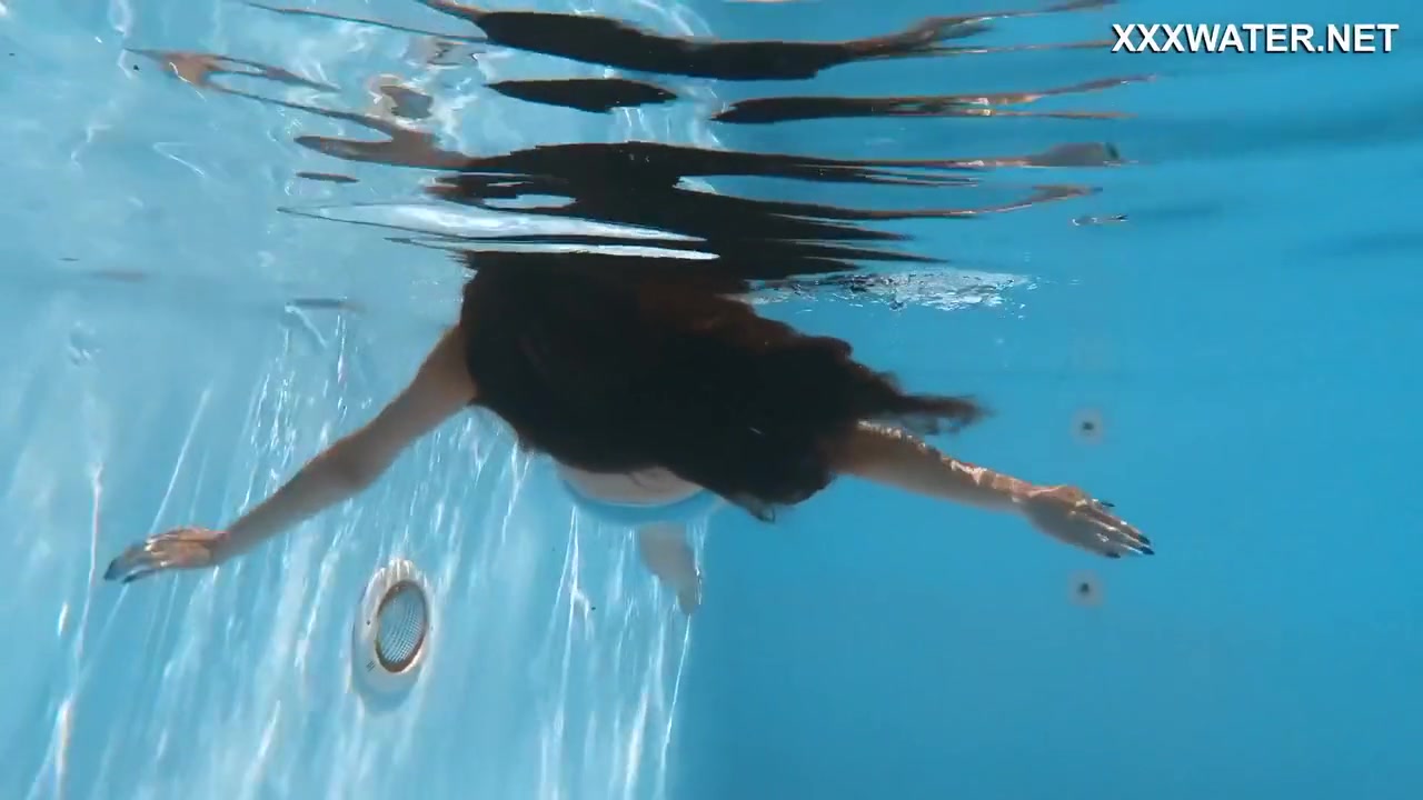 Sexy Naked Erotics With In The Pool - Lana Lelani