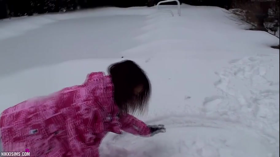 Nikki Snow Ball Fight Video