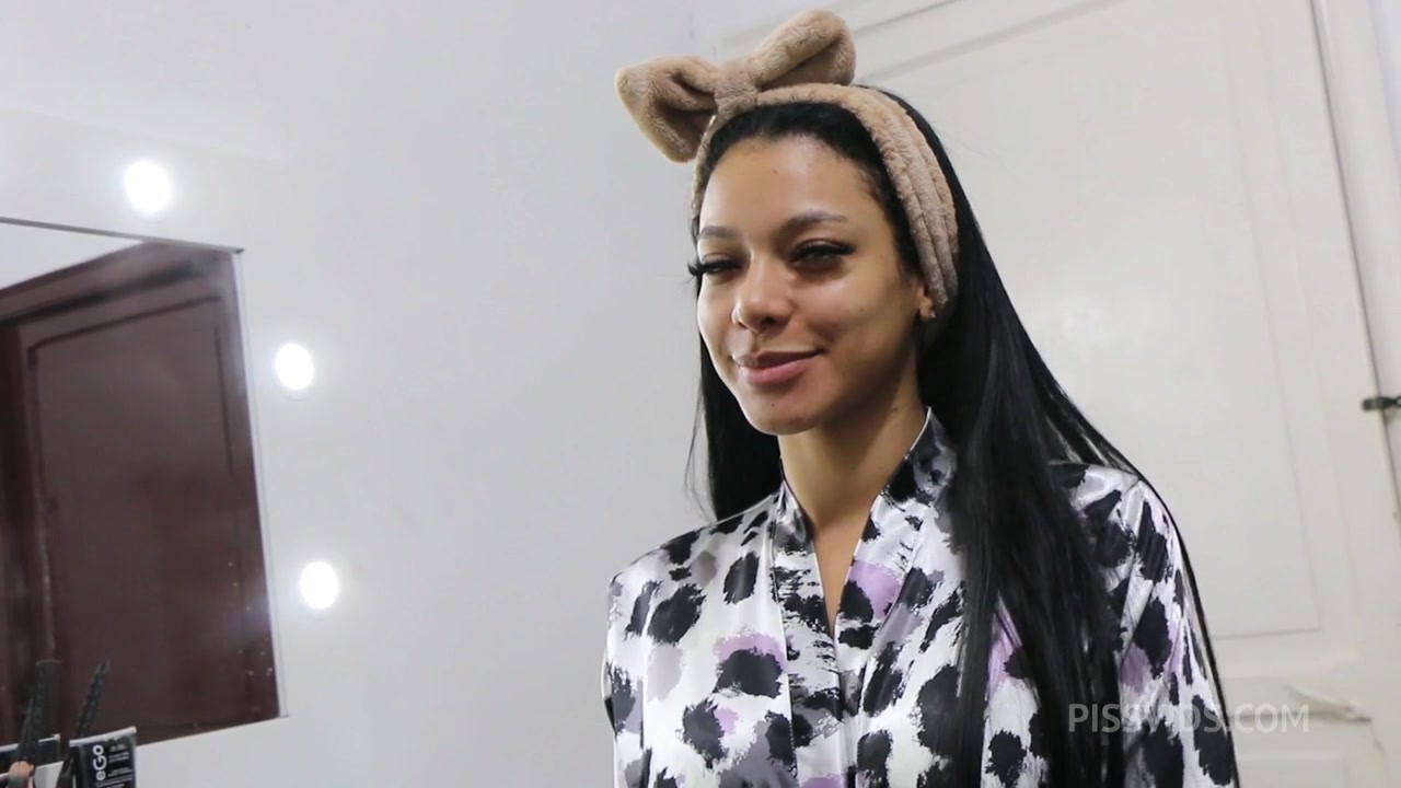 Behind the scenes. REBECCA JHONSON two ESCENES, HELEN STAR + pissing. LTP111 - PissVids
