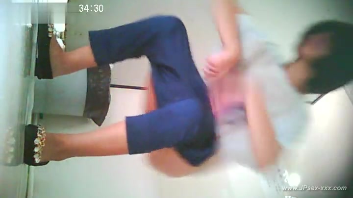 chinese girls go to toilet.25
