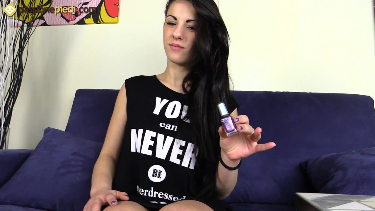 Gorgeous Bianca paints her toe nails for you