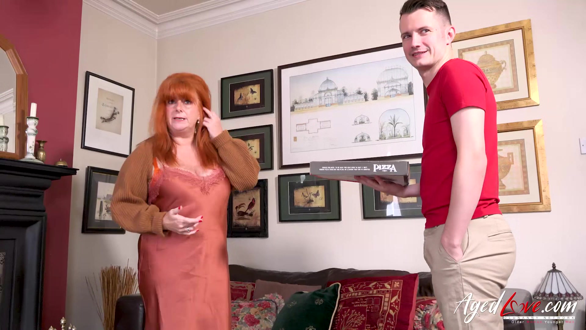 AGEDLOVE The customer pays for the pizza with her pussy