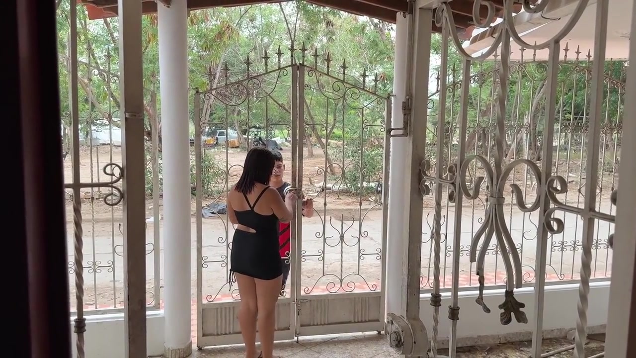 Vecina Cachonda Le Paga Con Su Grande Culo A Albanil Principiante Y Lo Hace Correr Rico Adentro