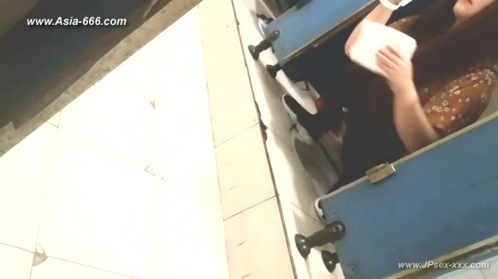 chinese girls go to toilet.94